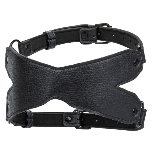 X-band de cuero negro con correas ajustables y hebillas de metal, accesorio bondage ofrecido por Brigade Mondaine Paris.