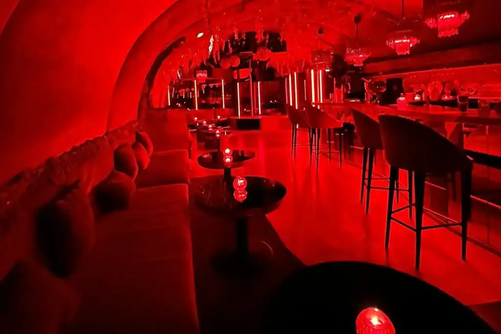 traje libertino de latex para club libertino chic en Paris