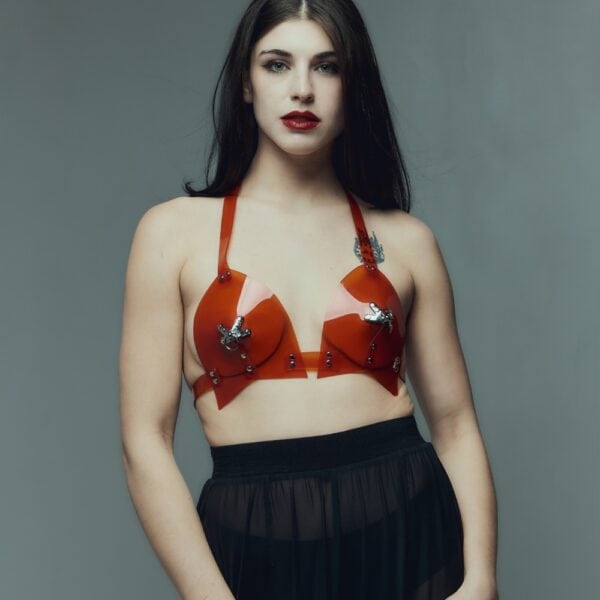 Soutien-gorge invisible rouge avec détails décoratifs et effet seconde peau