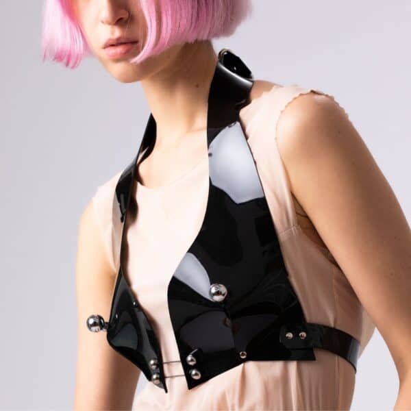 Soutien-gorge noir structuré avec design graphique et détails métalliques