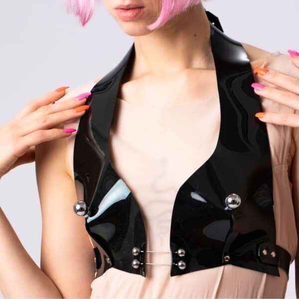 Soutien-gorge noir structuré avec design graphique et détails métalliques