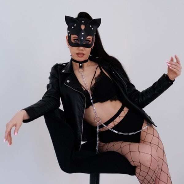 STVENDETTA - Leather Harness Harnais collier en cuir avec chaîne argentée porté sous blazer noir, body harness femme élégant et audacieux