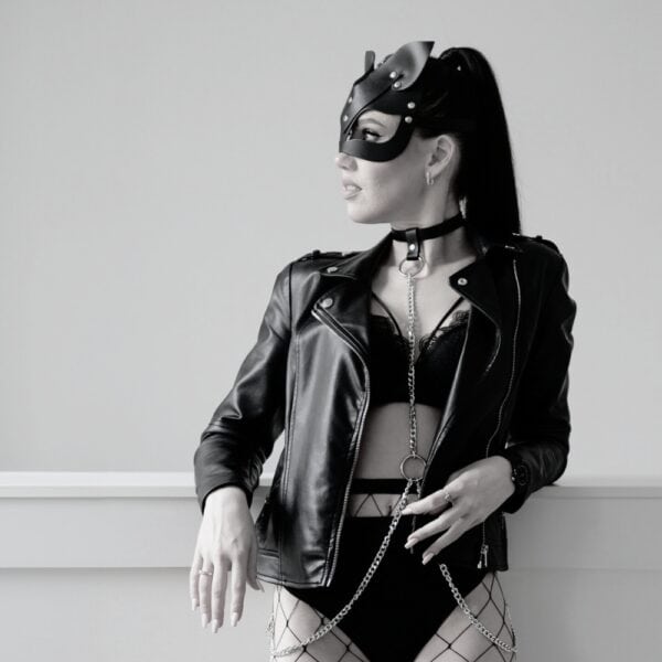 STVENDETTA - Leather Harness Harnais collier en cuir avec chaîne argentée porté sous blazer noir, body harness femme élégant et audacieux