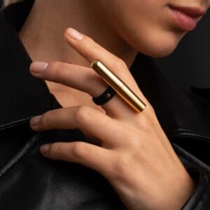 CRAVE <br /><strong> Vibrationsring aus 24-Karat-Gold</strong>